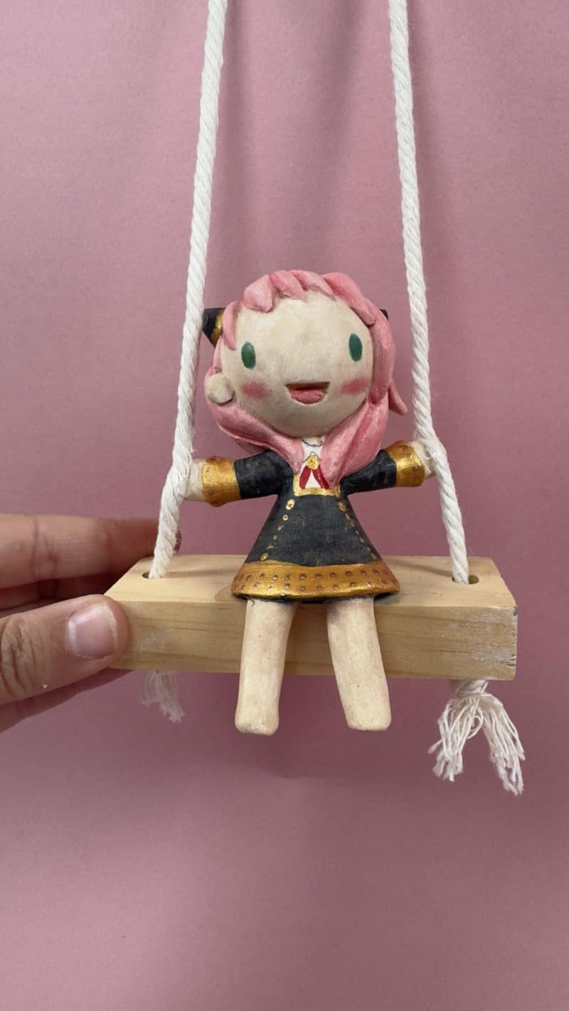Art toy Annia en columpio