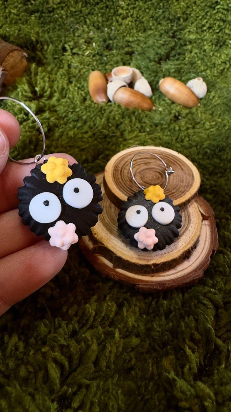 Pendientes con aro pelusa del polvo Ghibli
