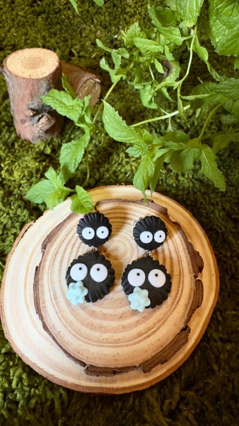 Pendientes pelusas polvo Ghibli caramelo azul