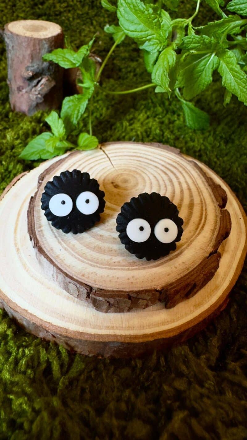 Pendientes pelusas ghibli botón medianas