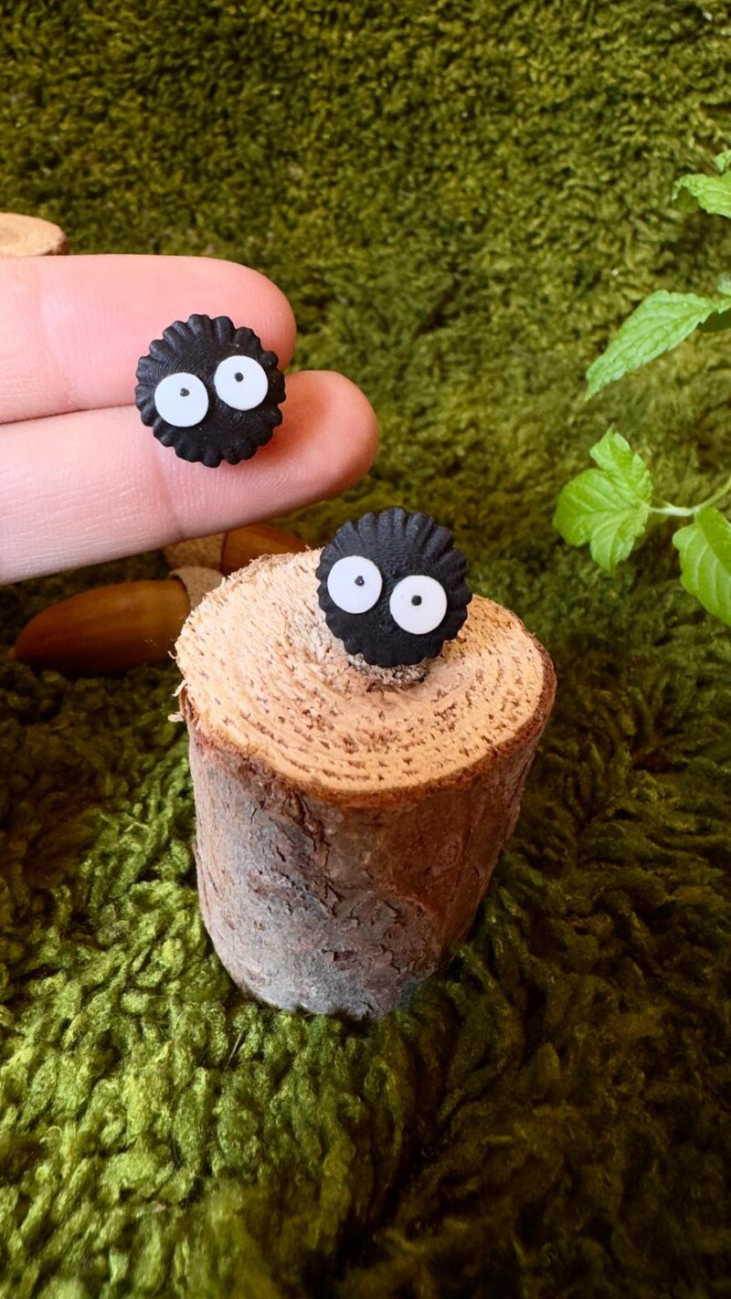 Pendientes pelusas Ghibli botón pequeños