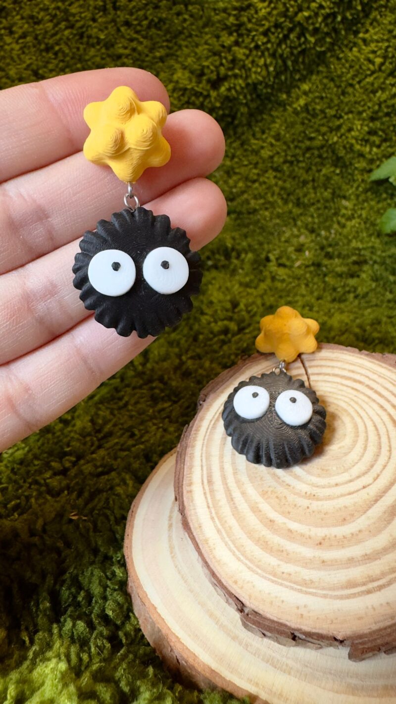 Pendientes pelusas del polvo ghibli amarillo