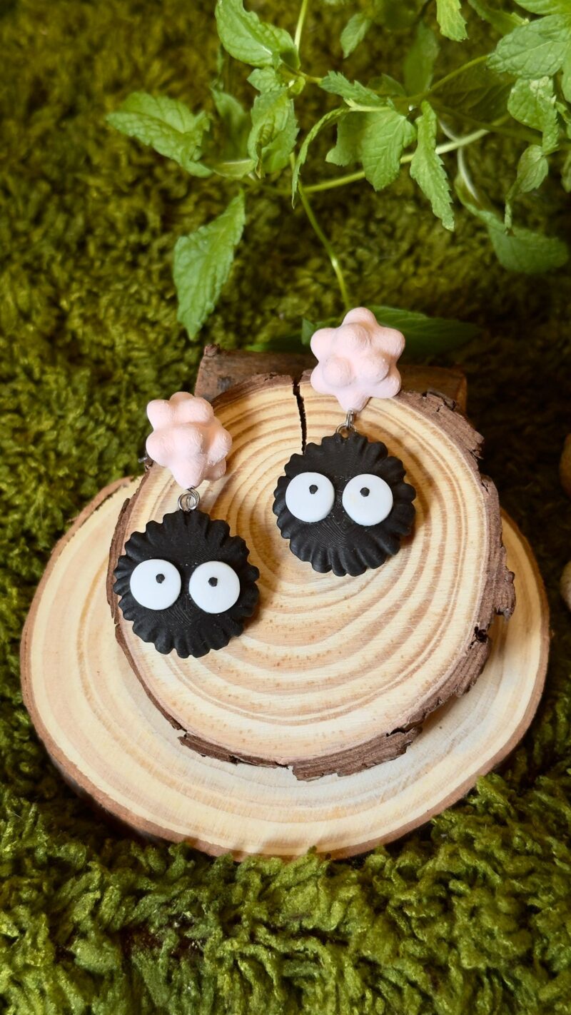 Pendientes pelusa polvo Ghibli rosa