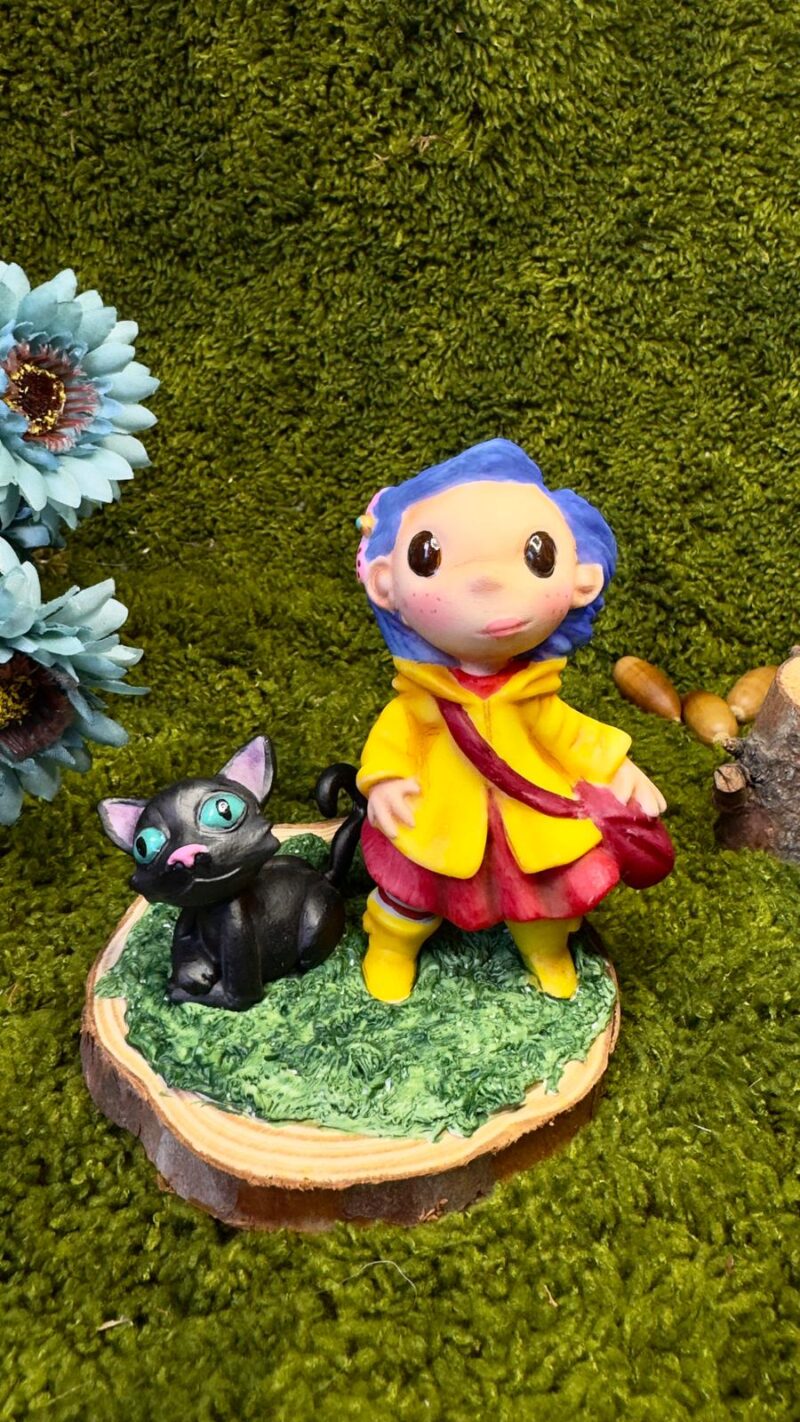 Arttoy Coraline con su gato