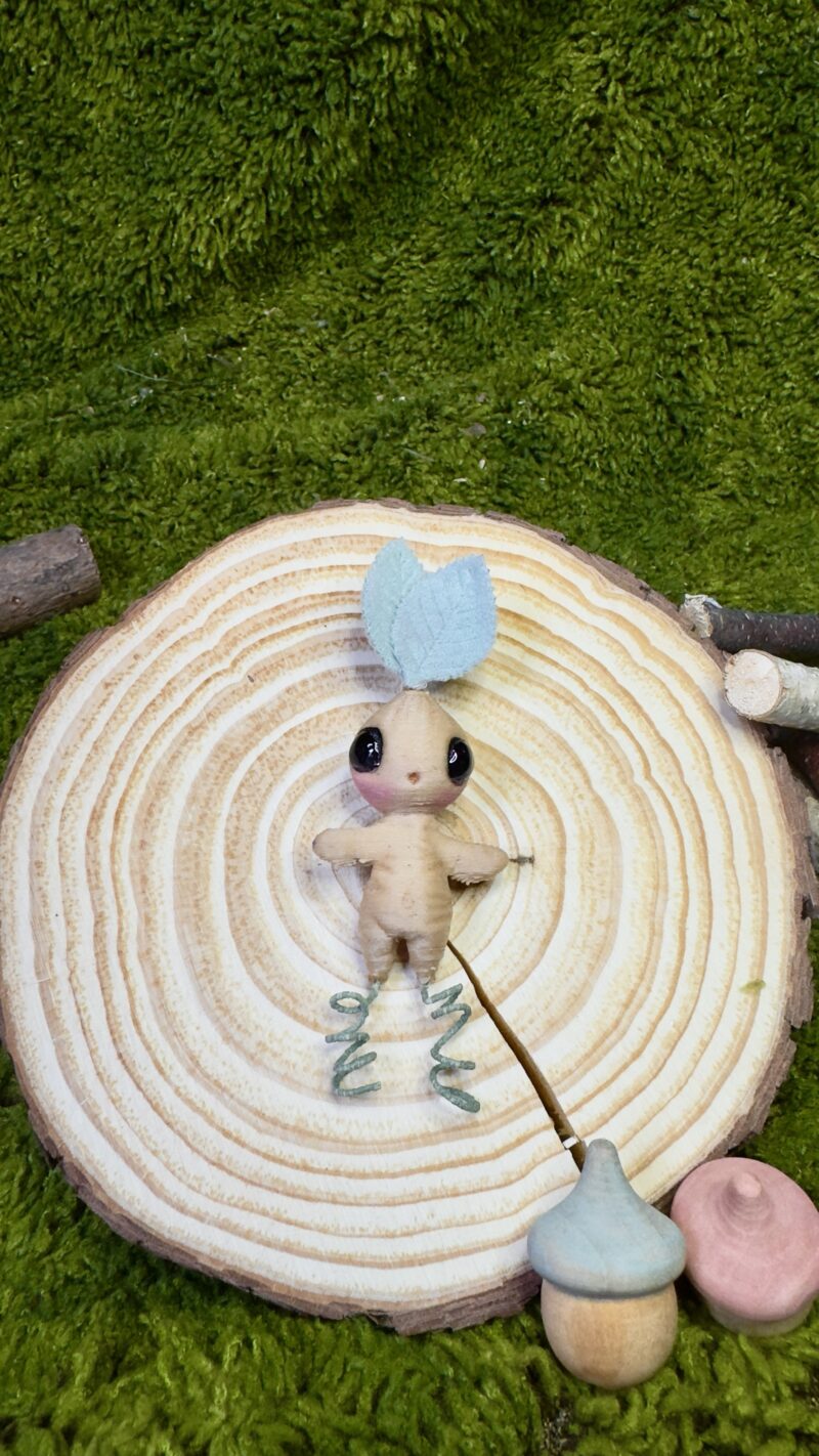 Broche mandrágora de madera de pino