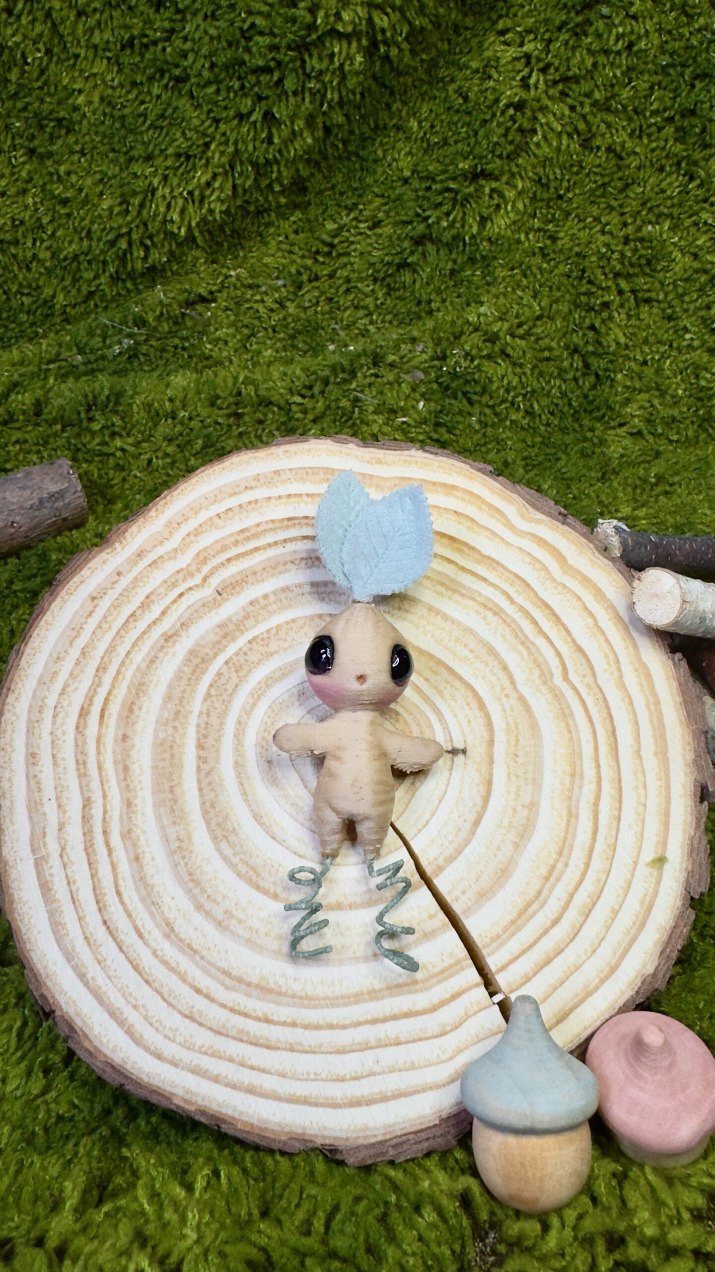 Broche mandrágora de madera de pino
