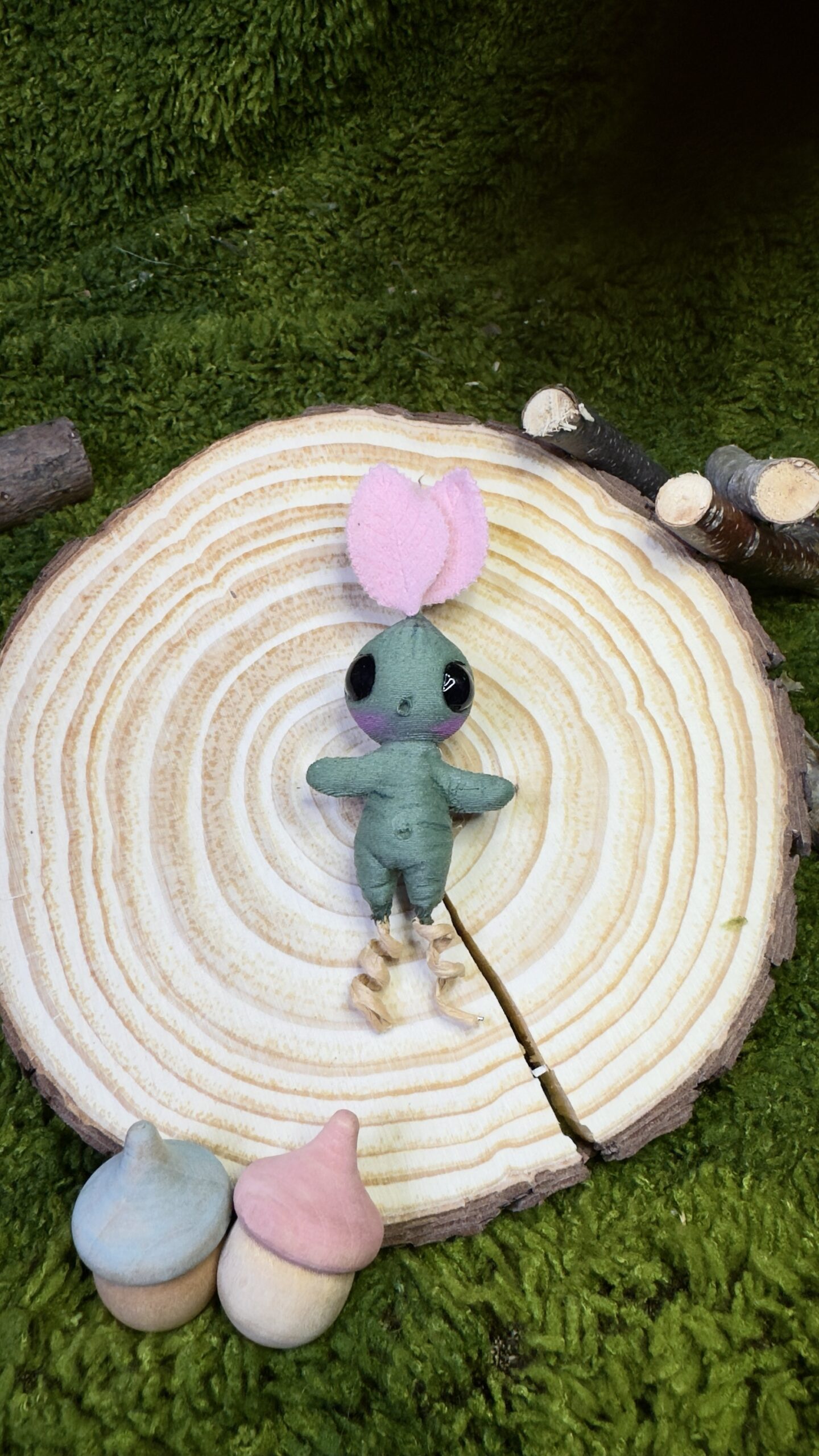 Broche mandrágora hecho con algas